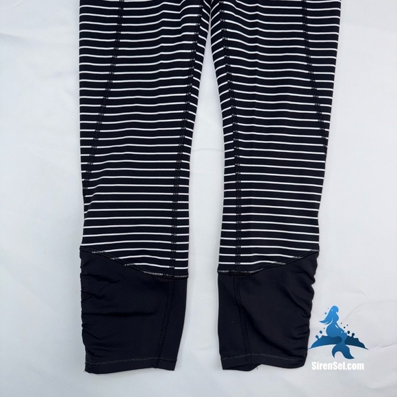 1076 lululemon Runday Crop - Size 4 - Parallel Stripe Black/White - Picture 3 of 14